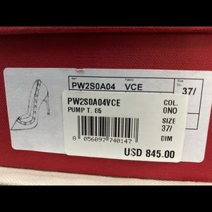 Grained calfskin heels in black. Pointed toe.